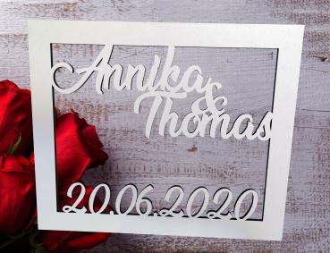 Personalisiertes Willkommensschild/Bilderrahmen Hochzeit mit "Wunschnamen und Datum" aus Holz in weiß