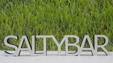 Schriftzug Saltybar mit/ohne Aufsteller aus Holz in weiß