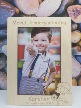 Personalisierter Bilderrahmen Mein 1. Kindergartentag mit Wunschname aus Holz in Birke natur - Variante Junge