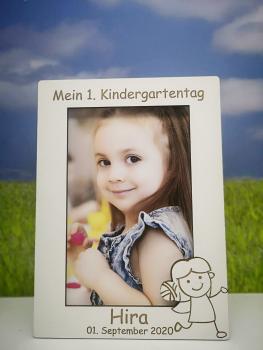 Personalisierter Bilderrahmen Mein 1. Kindergartentag mit Wunschname aus Holz in weiß - Variante Mädchen