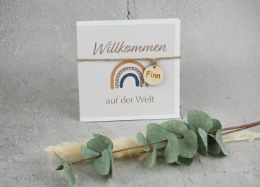 Geburtskarte - Karte zur Geburt Regenbogen "Willkommen auf der Welt" mit personalisiertem Holzanhänger inkl. Umschlag