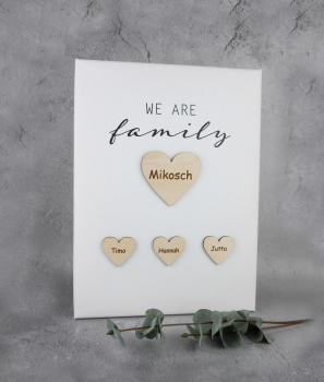 Personalisiertes Geschenk "we are family" auf Leinwand mit Holzherzen in Natur