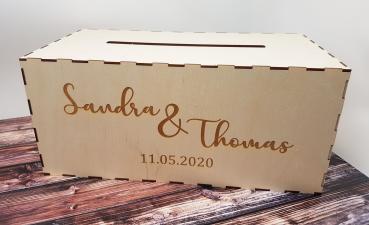 Box für Geschenkumschläge mit personalisierter Gravur - Wunschnamen mit Datum