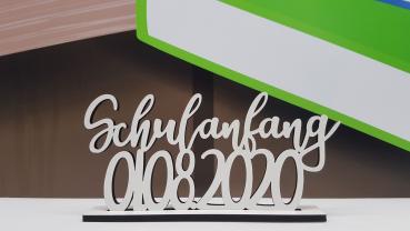 Schriftzug Schulanfang + Datum aus Holz in weiß