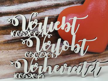 Schriftzug Verliebt, Verlobt, Verheiratet mit Datum aus Holz in weiß