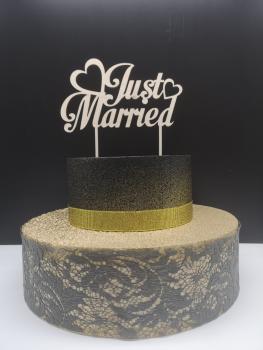 Cake Topper Caketopper Tortenstecker Tortenaufsatz "Just married mit zwei Herzen" zur Hochzeit aus Holz