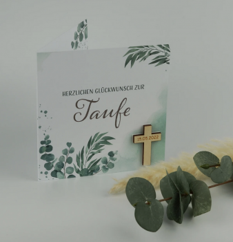 Karte zur Taufe Eukalyptus mit Umschlag und Holzkreuz mit Wunschdatum