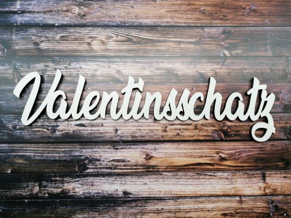 Schriftzug Valentinsschatz aus Holz in weiß zum Valentinstag