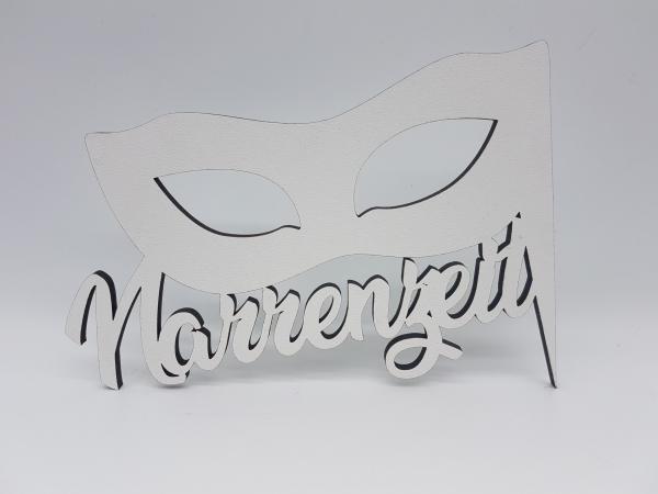 Schriftzug Narrenzeit mit Maske aus Holz in weiß