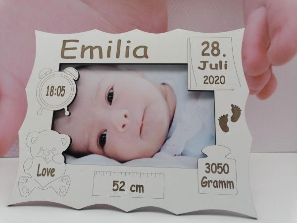 Personalisierter Bilderrahmen mit Geburtsdaten Geschenk zur Geburt Baby-Bär mit Herz aus Holz in weiß