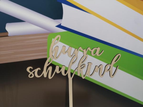 Caketopper Tortenaufsatz Kuchenstecker Einschulung Schulanfang "hurra Schulkind" aus Holz