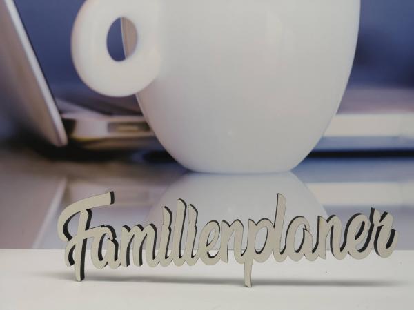 Schriftzug Familienplaner aus Holz in weiß