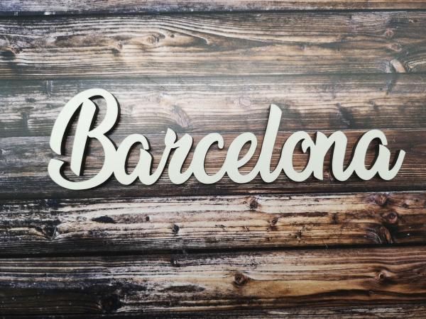 Schriftzug Stadtname Barcelona aus Holz in weiß