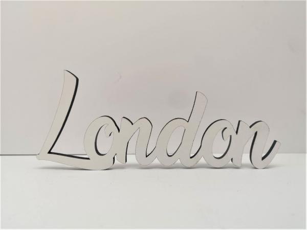 Schriftzug Stadtname London aus Holz in weiß