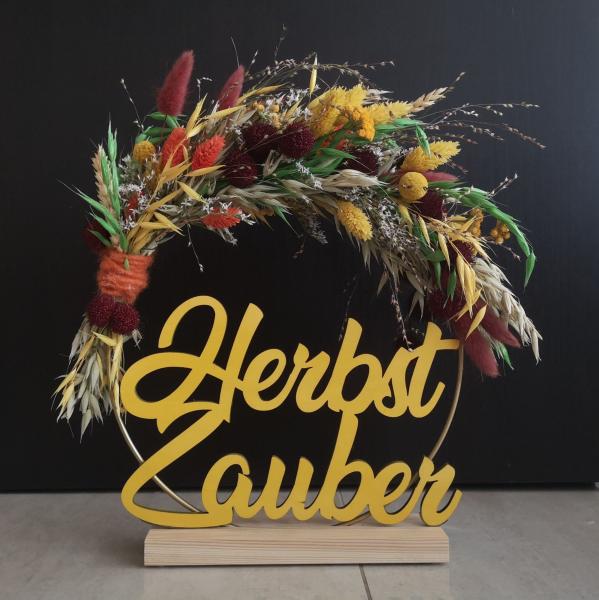 Trockenblumenkranz Herbst mit Schriftzug Herbstzauber aus Holz (gelb lackiert) mit Aufsteller